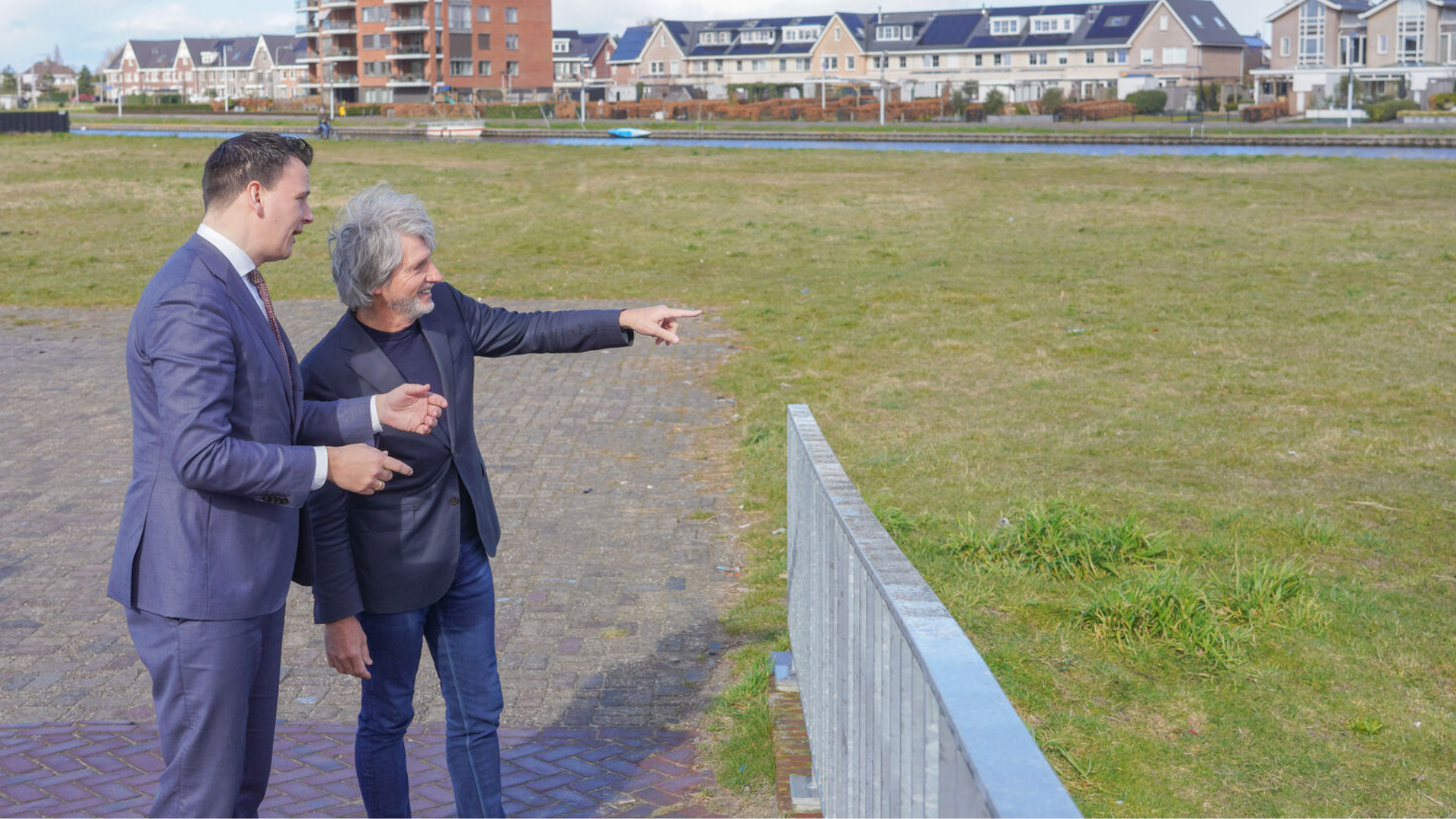 Gerard Mostert en Roland Marx bekijken nieuwe plek