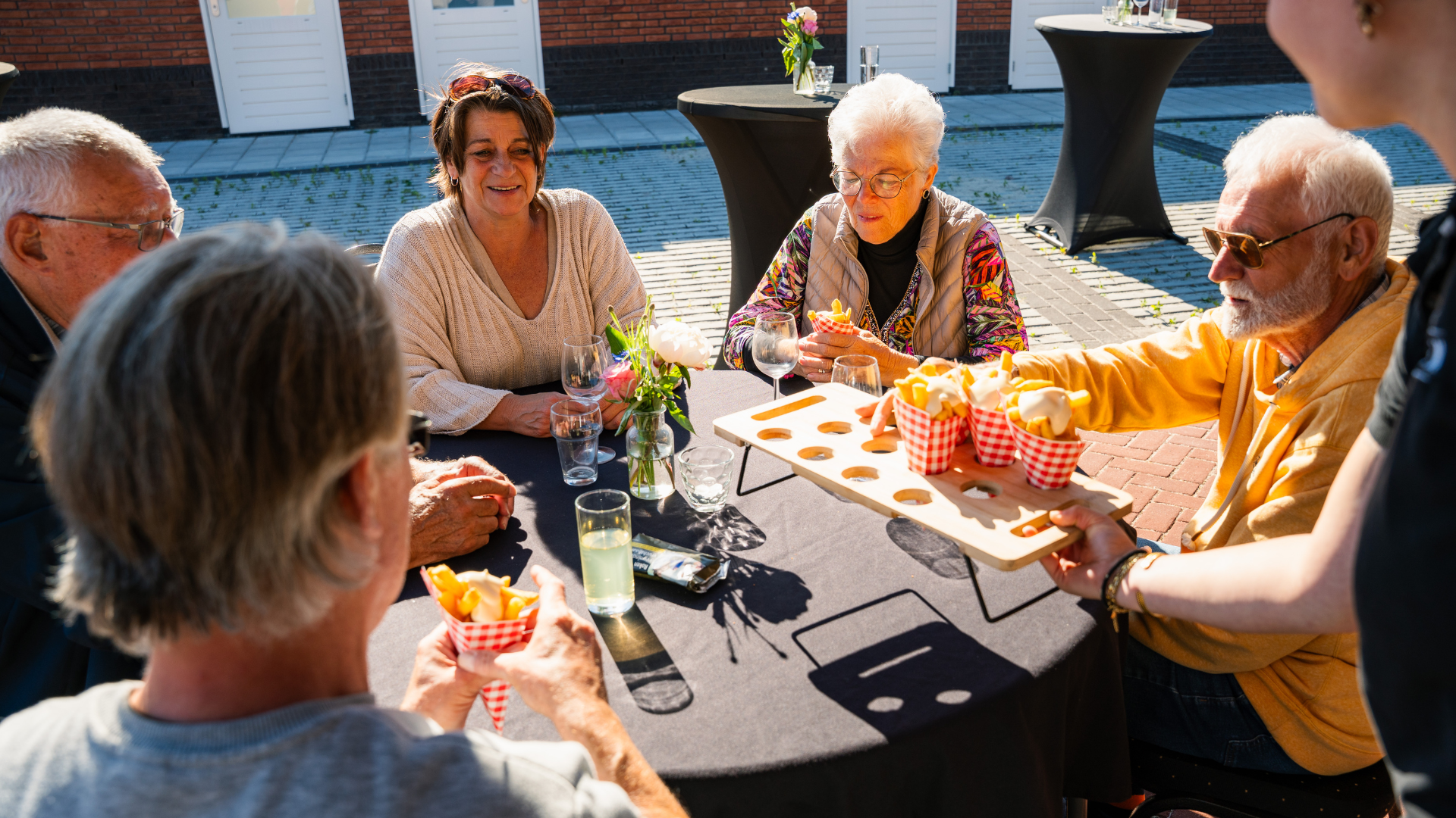 bewoners borrelen tijdens opleverfeestje